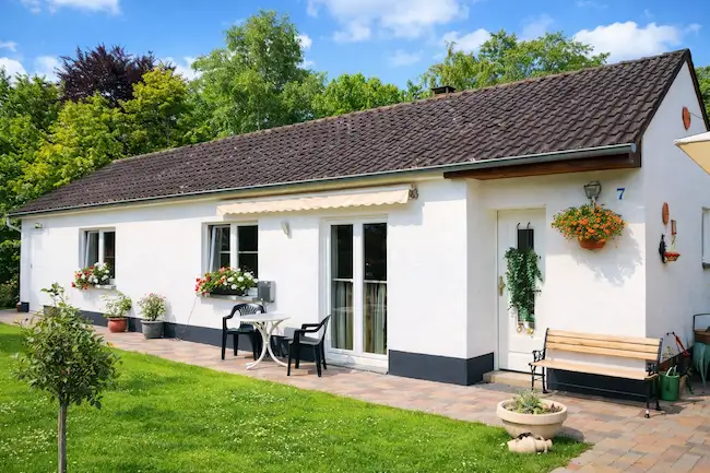 Ferienhaus Ansicht mit Garten